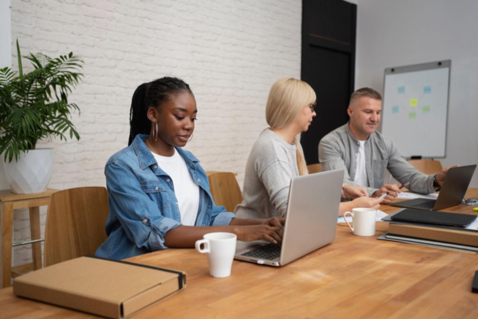 Salle de formation avec participants en atelier pratique